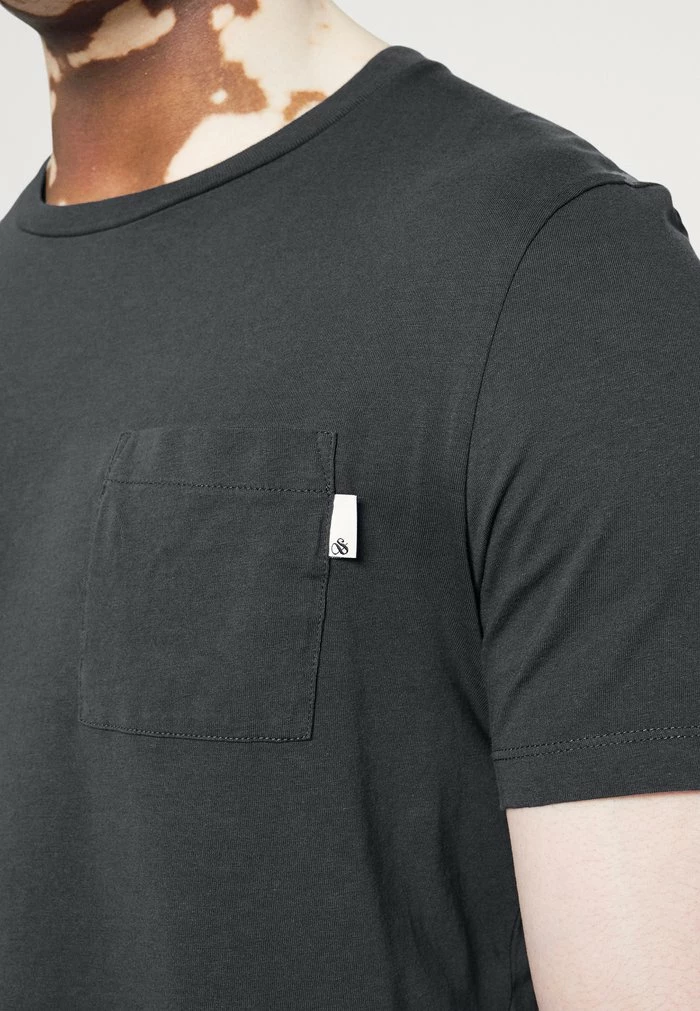 Scotch & Soda FABRIC DYED POCKET TEE - T-shirt Basique - Antra 6 Scotch & Soda FABRIC DYED POCKET TEE - T-shirt Basique - Antra – Image 6