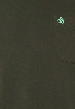 Scotch & Soda REGULAR FIT SHORT SLEEVED WITH CHEST POCKET - T-shirt Basique - Utility Green -Scotch & Soda Soldes 08115a4c5cfa466da884faf304ab3588