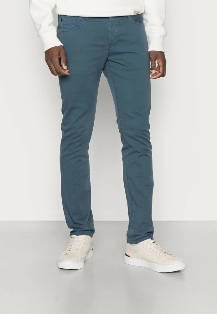 Scotch & Soda GARMENT DYED SLIM FIT POCKET PANT - Jean Slim - Steel 1 Scotch & Soda GARMENT DYED SLIM FIT POCKET PANT - Jean Slim - Steel