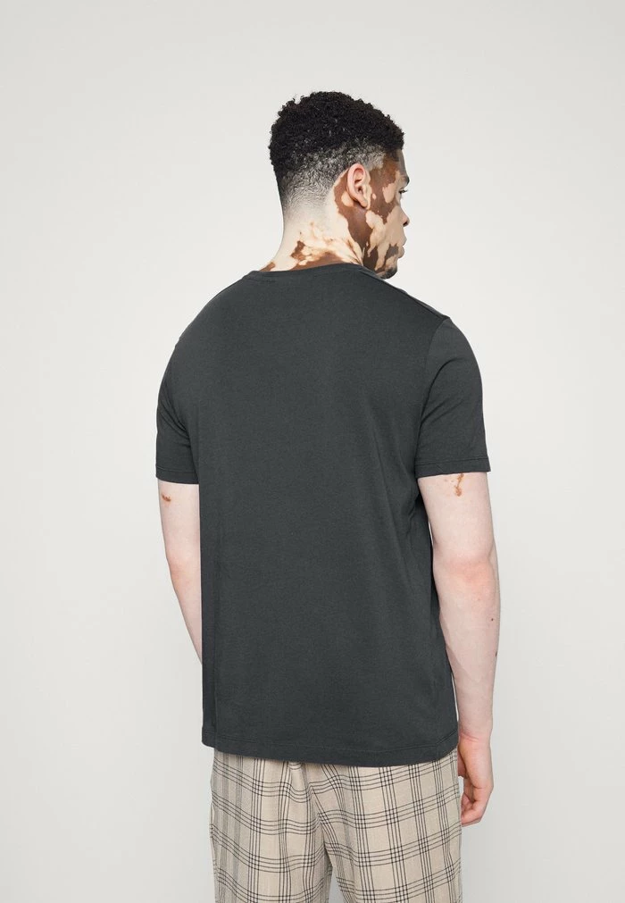 Scotch & Soda FABRIC DYED POCKET TEE - T-shirt Basique - Antra 3 Scotch & Soda FABRIC DYED POCKET TEE - T-shirt Basique - Antra – Image 3