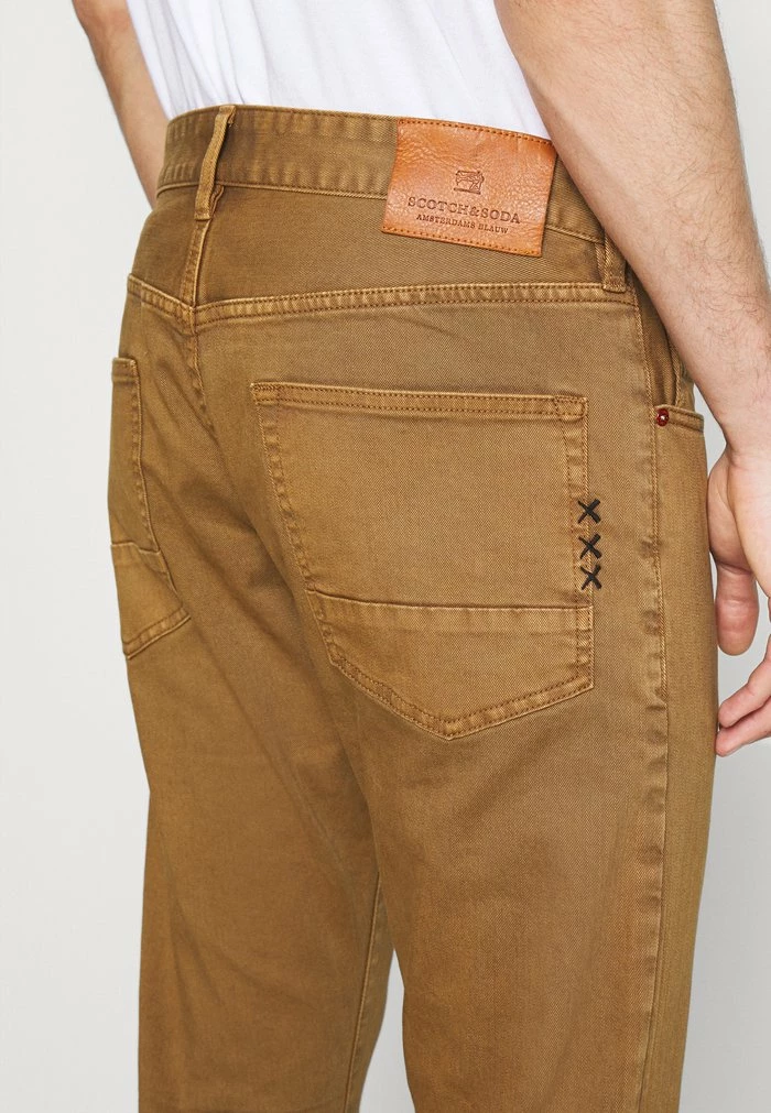 Scotch & Soda SUMMER GARMENT DYE - Jean Droit - Tobacco 5 Scotch & Soda SUMMER GARMENT DYE - Jean Droit - Tobacco – Image 5