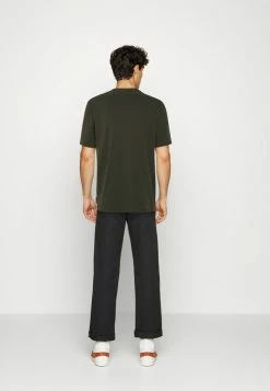 Scotch & Soda REGULAR FIT SHORT SLEEVED WITH CHEST POCKET - T-shirt Basique - Utility Green -Scotch & Soda Soldes 5f7a5489a02847688883dee164e2374f