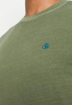 Scotch & Soda GARMENT DYED CREWNECK TEE WITH EMBROIDERY LOGO - T-shirt Basique - Army -Scotch & Soda Soldes 6812052db0174585b7ac483f1f7a1c4d