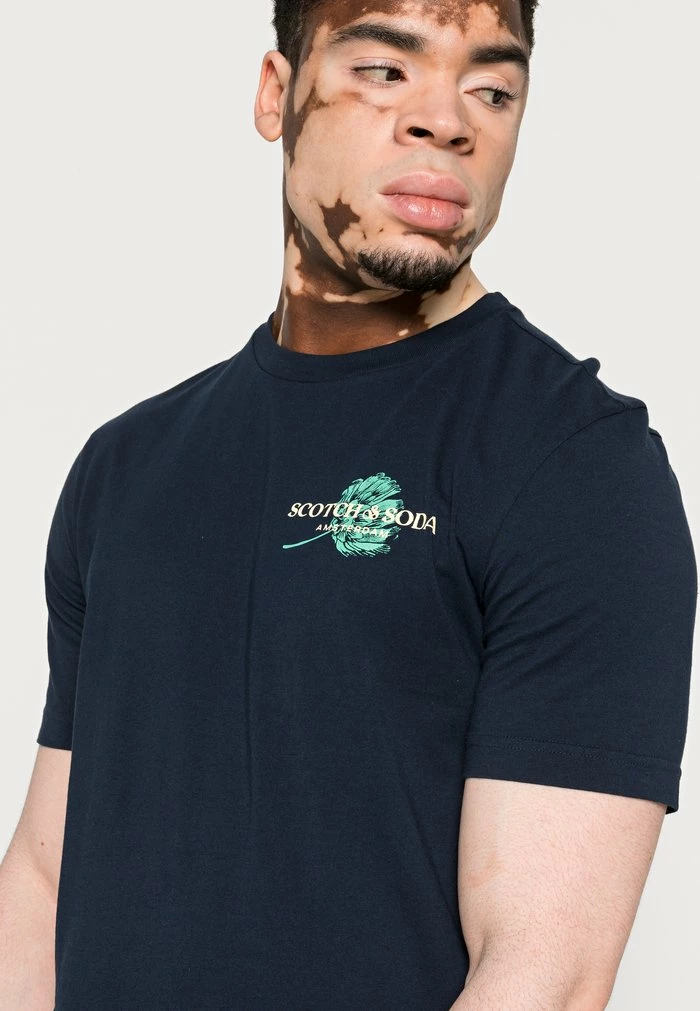 Scotch & Soda GRAPHIC CREWNECK - T-shirt Imprimé - Navy 5 Scotch & Soda GRAPHIC CREWNECK - T-shirt Imprimé - Navy – Image 5