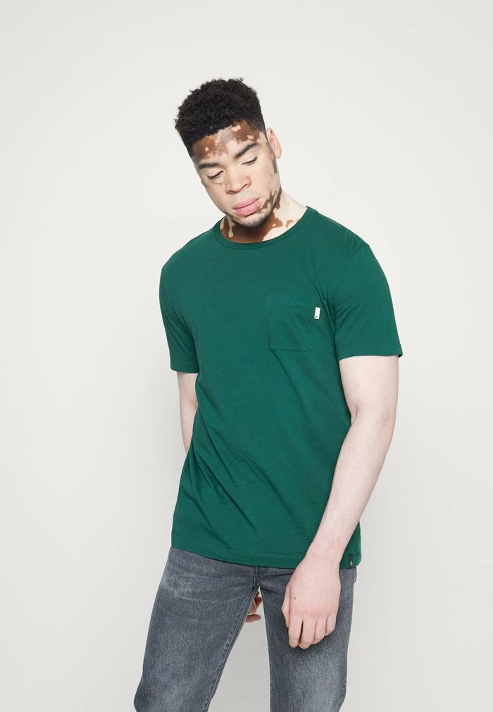 Scotch & Soda FABRIC DYED POCKET TEE - T-shirt Basique - Green Dream 1 Scotch & Soda FABRIC DYED POCKET TEE - T-shirt Basique - Green Dream