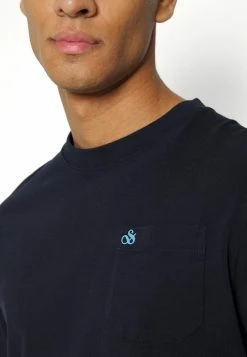 Scotch & Soda REGULAR FIT SHORT SLEEVED WITH CHEST POCKET - T-shirt Basique - Night -Scotch & Soda Soldes 8e4b9cfd654b411c950f24634d423caf