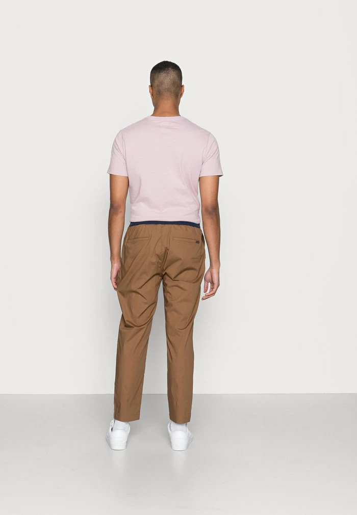 Scotch & Soda FAVE POPLIN REGULAR TAPERED FIT JOGGER - Pantalon Classique - Taupe 3 Scotch & Soda FAVE POPLIN REGULAR TAPERED FIT JOGGER - Pantalon Classique - Taupe – Image 3