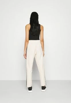 Scotch & Soda CLUB NOMADE CHIC PANT - Pantalon De Survêtement - Ecru 9 Scotch & Soda CLUB NOMADE CHIC PANT - Pantalon De Survêtement - Ecru -Scotch & Soda Soldes b9d621f4f56a43038c77c62481f8e53e