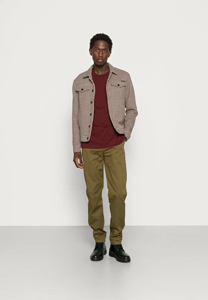 Scotch & Soda FABRIC DYED POCKET TEE - T-shirt Basique - Nomade Red 2 Scotch & Soda FABRIC DYED POCKET TEE - T-shirt Basique - Nomade Red – Image 2