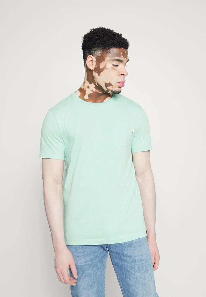 Scotch & Soda FABRIC DYED POCKET TEE - T-shirt Basique - Faded Mint 1 Scotch & Soda FABRIC DYED POCKET TEE - T-shirt Basique - Faded Mint