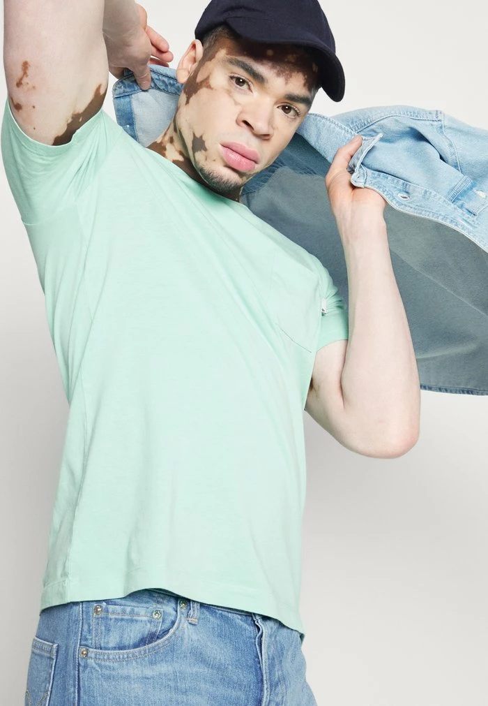 Scotch & Soda FABRIC DYED POCKET TEE - T-shirt Basique - Faded Mint 4 Scotch & Soda FABRIC DYED POCKET TEE - T-shirt Basique - Faded Mint – Image 4