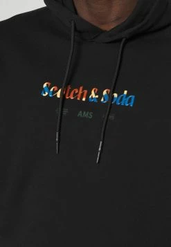 Scotch & Soda HOODED WITH CHEST ARTWORK - Sweatshirt - Black -Scotch & Soda Soldes f9c81cfebd64408ea0988a376834d638